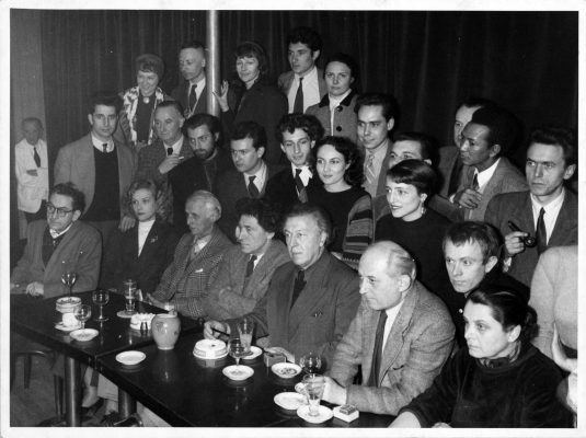 Jacques Cordonnier, Les membres du groupe surréaliste au café de la place Blanche, 1953. 1er rang, assis : Man Ray, Maryse Sandoz, Max Ernst, Alberto Giacometti, André Breton, Benjamin Péret, Toyen. 2e rang : Michel Zimbacca, Clovis Trouille, Juan Andralis, Jean-Louis Bédouin,
Jean-Pierre Duprey, Jacqueline Duprey, née Sénart, Gérard Legrand (caché), Nora Mitrani, Simon Hantaï. 3e rang : Suzanne Cordonnier, née Muzard, Julien Gracq, Elisa Claro, José Pierre, Sarah X., Ado Kyrou, Wolfgang Paalen, Wifredo Lam, Bernard Roger © succession Jacques Cordonnier, courtesy Association Atelier André Breton