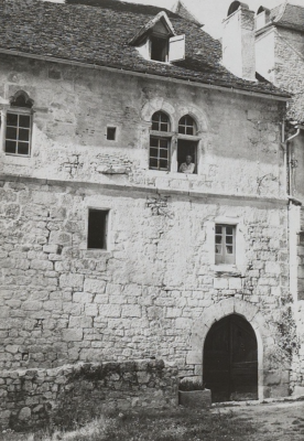 Portrait d’André Breton à Saint-Cirq-Lapopie par Elisa Claro Breton, vers 1953-1955 © succession Elisa Claro Breton, courtesy Association Atelier André Breton