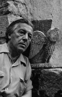 Portrait d'André Breton à Saint-Cirq-Lapopie vers 1953-1955 par Elisa Claro Breton © succession Elisa Claro Breton, courtesy Association Atelier André Breton