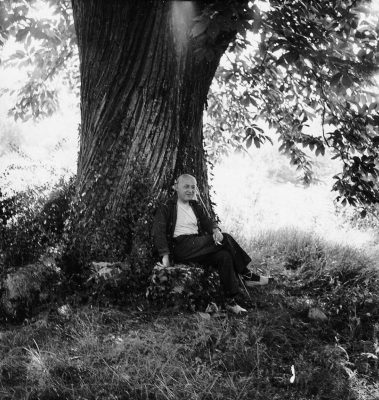 Benjamin Péret à Saint-Cirq-Lapopie, 1956 par Elisa Claro Breton, Archives départementales du Lot : Fonds André Breton © succession Elisa Claro Breton, courtesy Association Atelier André Breton