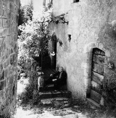 Benjamin Péret à Saint-Cirq-Lapopie en 1956 par Elisa Claro Breton, Archives départementales du Lot : Fonds André Breton © succession Elisa Claro Breton, courtesy Association Atelier André Breton
