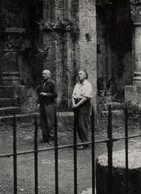 Benjamin Péret et André Breton devant l’abbaye romane en ruine à Marcilhac-sur-Célé, 1953 © courtesy Association Atelier André Breton