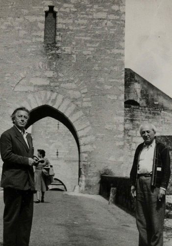 André Breton et Benjamin Péret à Cahors sur le pont Valentré (ou Pont du diable, datant du 14e siècle), 1956 © courtesy Association Atelier André Breton