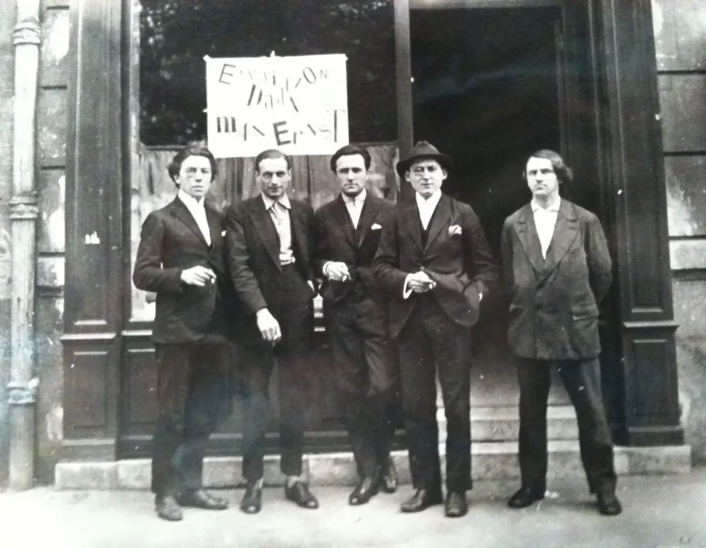 Vernissage de l'exposition de Max Ernst au Sans-Pareil, 1920. De gauche à droite : André Breton, Philippe Soupault, Jacques Rigaut, Benjamin Péret, Serge Charchoune