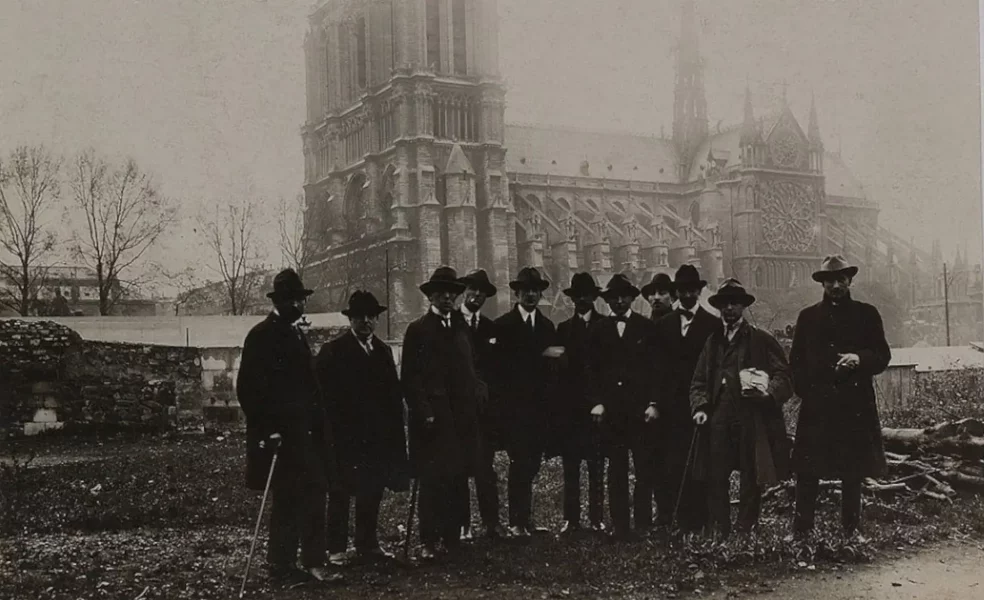 Manifestation Dada à Saint-Julien-le Pauvre, 14 avril 1921. De gauche à droite: Jean Crotti, Asté d’Esparbès, André Breton, Jacques Rigaut, Paul Éluard, Georges Ribemont-Dessaignes, Benjamin Péret, Théodore Fraenkel, Louis Aragon, Tristan Tzara, Philippe Soupault, Bibliothèque Kandinsky, Centre Pompidou, Paris © courtesy Association Atelier André Breton