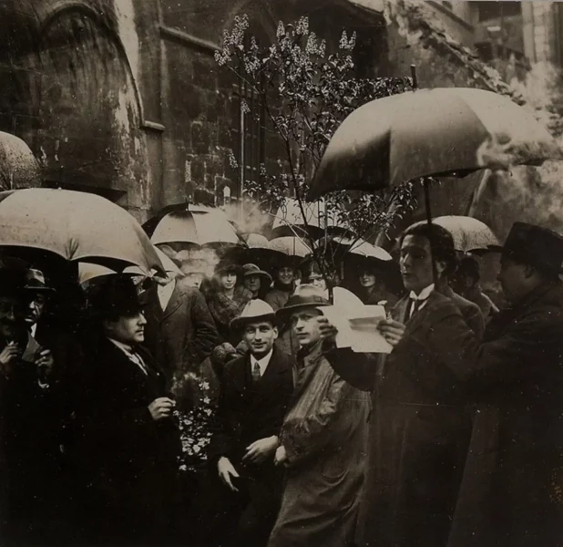 Manifestation Dada à Saint-Julien-le Pauvre, 14 avril 1921, Bibliothèque Kandinsky, Centre Pompidou, Paris © courtesy Association Atelier André Breton