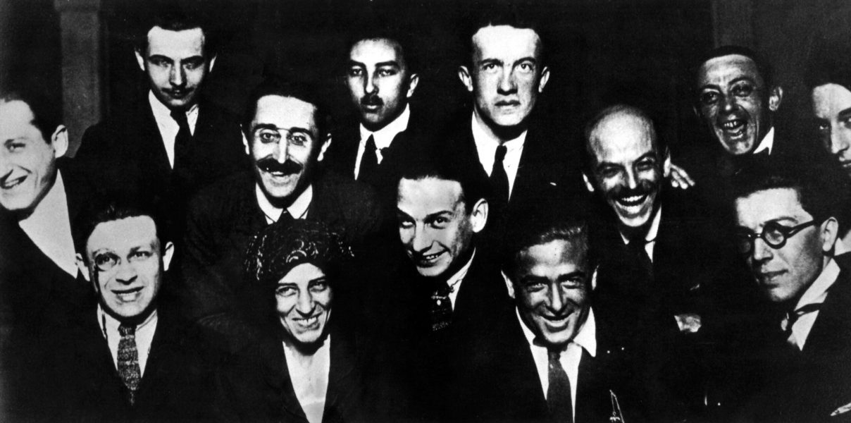 Portrait des collaborateurs de la revue 391, 1921. De gauche à droite, premier rang : Tristan Tzara, Céline Arnauld, Francis Picabia, André Breton. Deuxième rang : Benjamin Péret, Paul Dermée, Philippe Soupault, Georges Ribemont-Dessaignes. Troisième rang : Louis Aragon, Théodore Fraenkel, Paul Éluard, Clément Pansaers ( ?) Emmanuel Faÿ