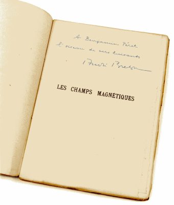 Envoi d’André Breton à Benjamin Péret dans l’édition originale de Les Champs Magnétiques, 1920 : « À Benjamin Péret l’oiseau de vers luisants. André Breton »