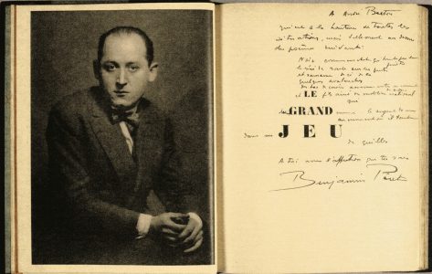 Envoi de Benjamin Péret à André Breton dans l’édition originale de Le Grand Jeu, 1928 : « À André Breton, qui est à la hauteur de toutes les situations, mais tellement au-dessus du poème suivant : Noir comme un chat qui tombe par la fenêtre le réséda roule sur les pentes et ramasse de-ci de-là quelques avalanches des tas de corvées assommantes au sommet des arbres et LE fils aîné du mobilier national qui devint GRAND comme le serpent de mer au moment où il tomba dans un JEU de quilles. À toi avec l’affection que tu sais,
Benjamin Péret »