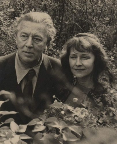 André Breton et Elisa Claro Breton dans une forêt, vers 1950 © courtesy Association Atelier André Breton